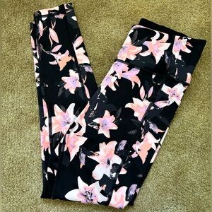 NWOT Victoria’s Secret Pink Lily Incredible Essential Workout Legging